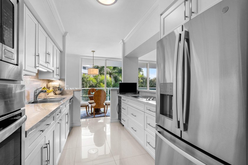 Located on the 3rd floor facing NE Boca Raton, 1 bedroom + den - photo 10