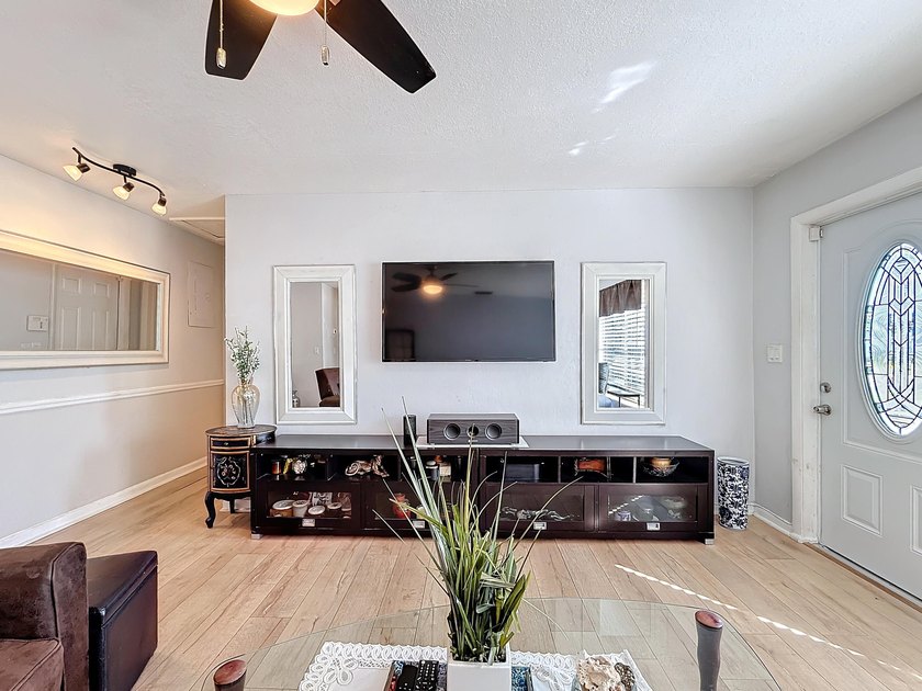 Amazing Opportunity! Updated 3 bedroom 2 bathroom single family - photo 10
