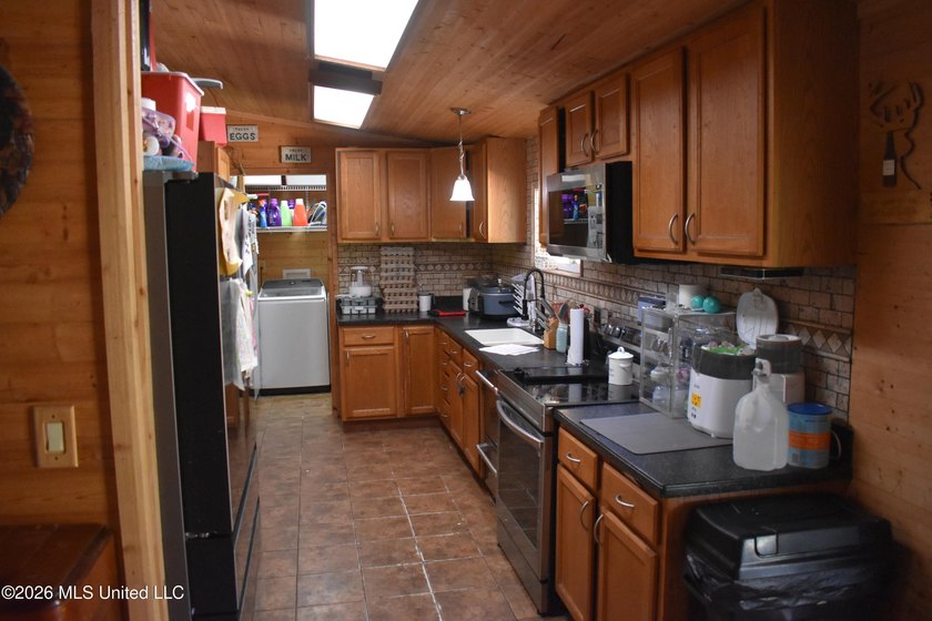 48 acres with a 3 BR 2 BA mobile home, shop, and additional home - photo 19