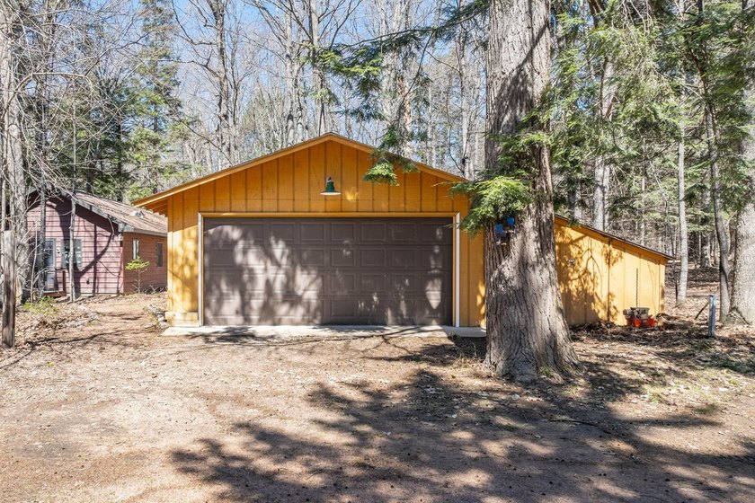 Exquisitely renovated, south-facing chalet-style lakefront - photo 27
