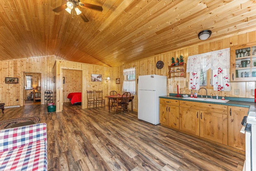 Exquisitely renovated, south-facing chalet-style lakefront - photo 32