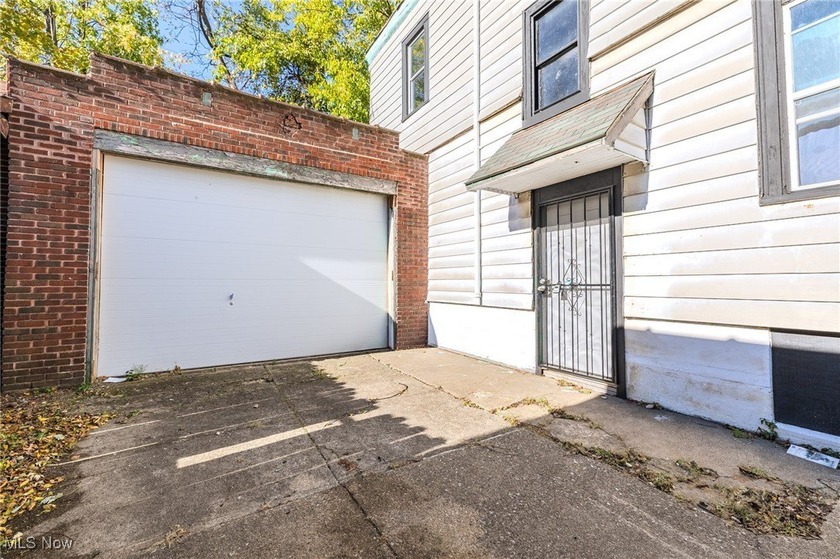 Come check out this stunningly duplex in Cleveland's Goodrich - photo 4