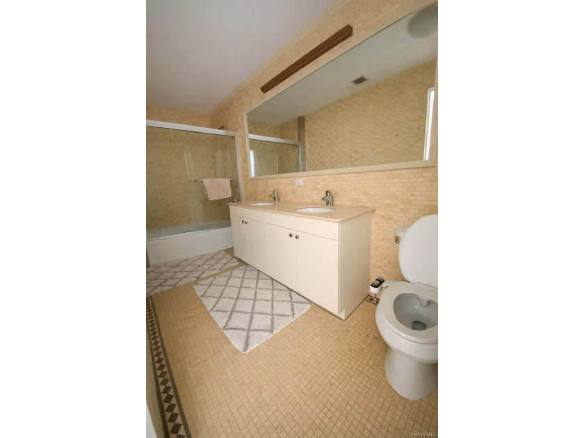 Welcome home to this beautiful 2 bedroom, 2 bath apartment in - photo 2