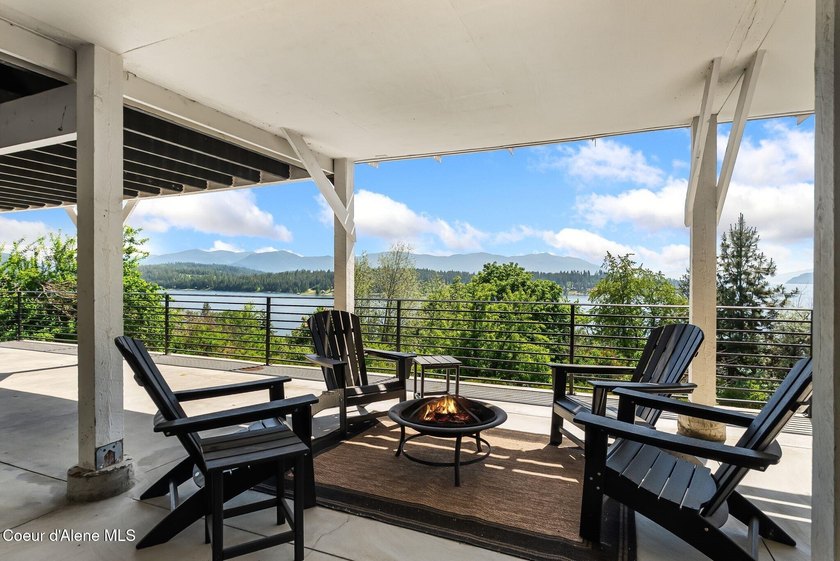 Nestled in the scenic hills of Hope, Idaho, this beautifully - photo 10