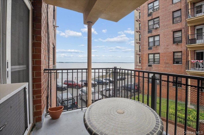 Charming 2-bedroom, 1-bathroom co-op apartment with breathtaking - photo 14