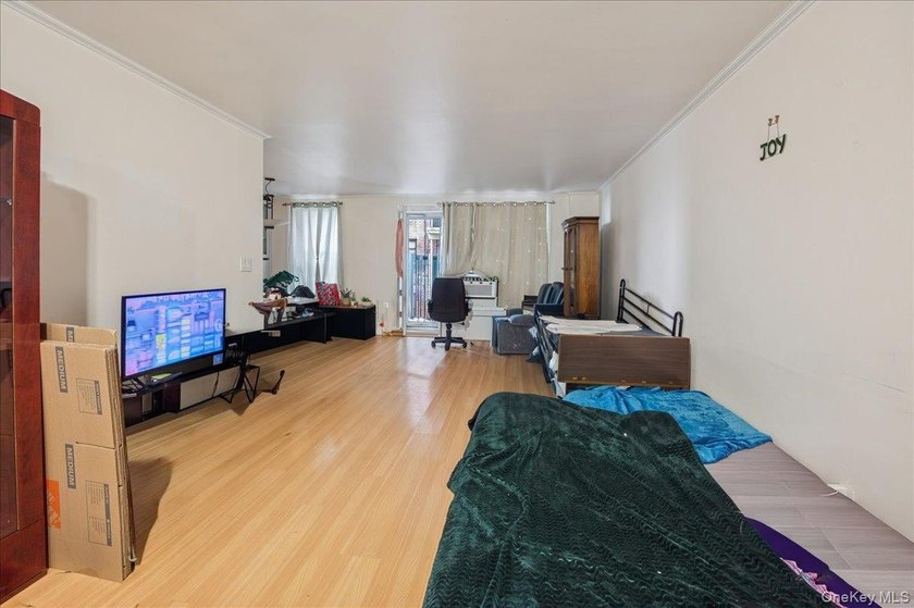 Charming 2-bedroom, 1-bathroom co-op apartment with breathtaking - photo 21