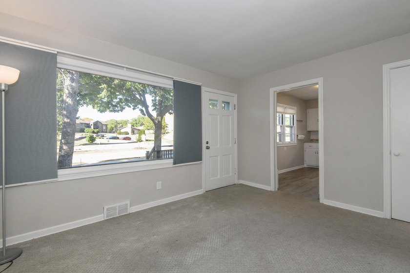 Move right into this well-maintained 2-bedroom, 1-bath Milwaukee - photo 2