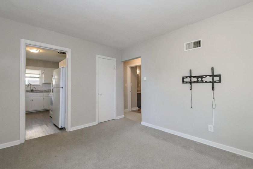 Move right into this well-maintained 2-bedroom, 1-bath Milwaukee - photo 3