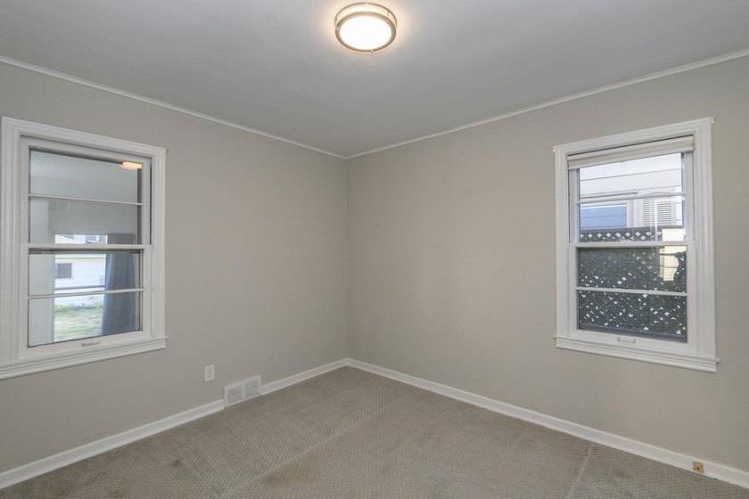 Move right into this well-maintained 2-bedroom, 1-bath Milwaukee - photo 4
