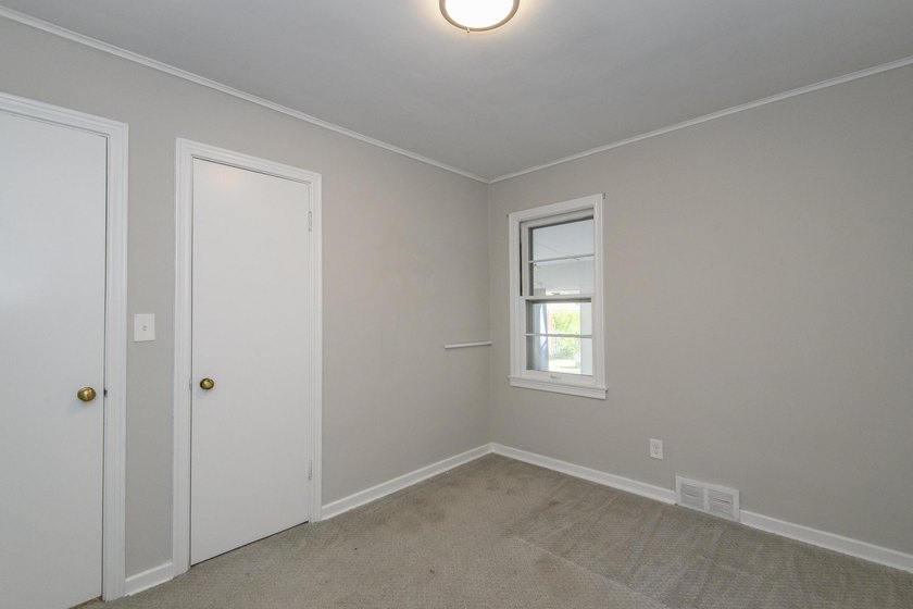 Move right into this well-maintained 2-bedroom, 1-bath Milwaukee - photo 5