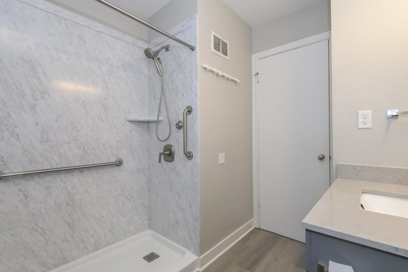 Move right into this well-maintained 2-bedroom, 1-bath Milwaukee - photo 7