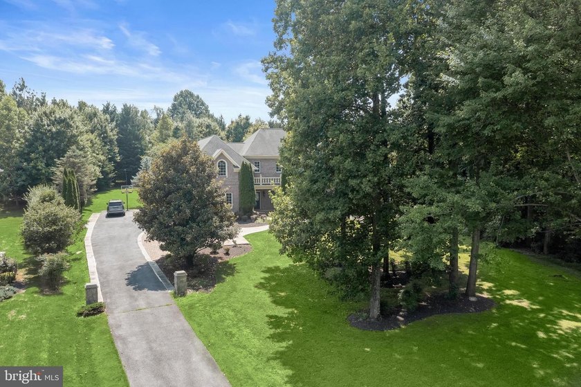 Welcome to this exceptional all-brick estate, gracefully sited - photo 3