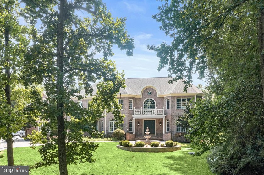 Welcome to this exceptional all-brick estate, gracefully sited - photo 6