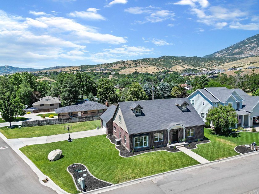 Located in the heart of Alpine, this home combines updated - photo 2