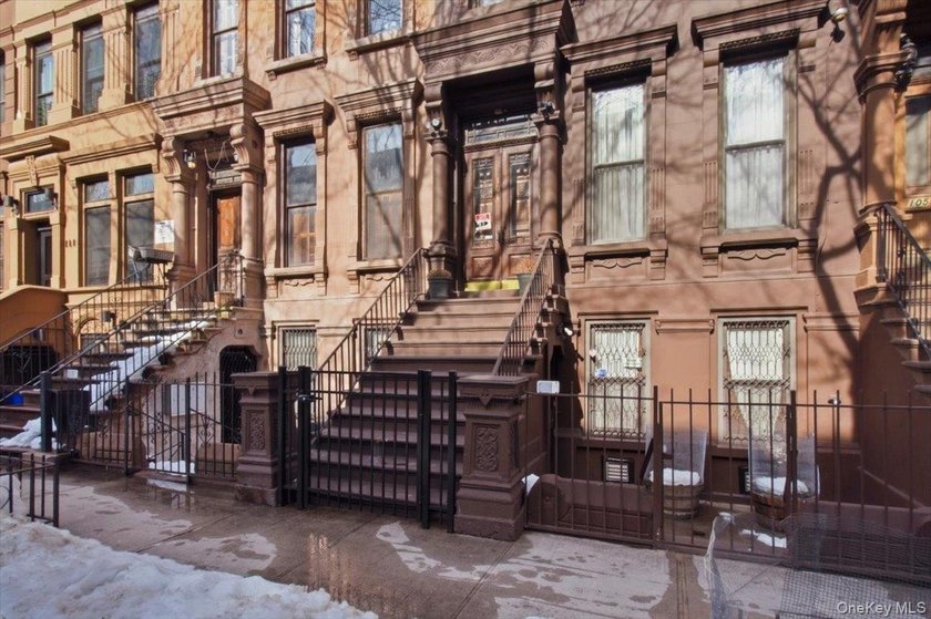 This meticulously maintained residence offers a spacious - photo 2