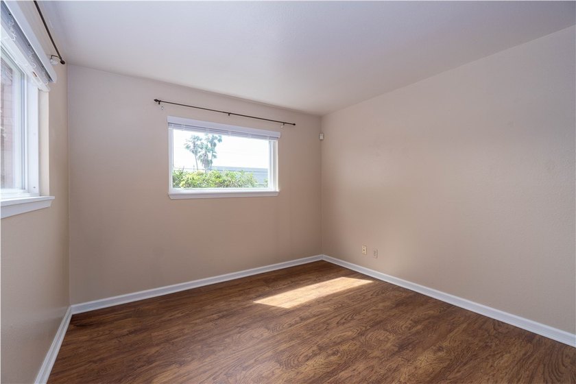 This beautifully renovated townhome is centrally located in - photo 13