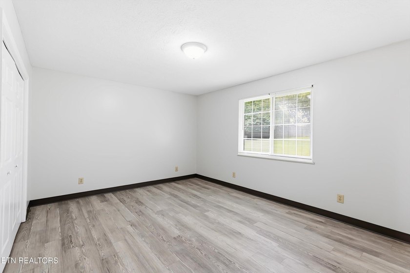 Freshly painted inside and out, this move in ready brick 3 - photo 11