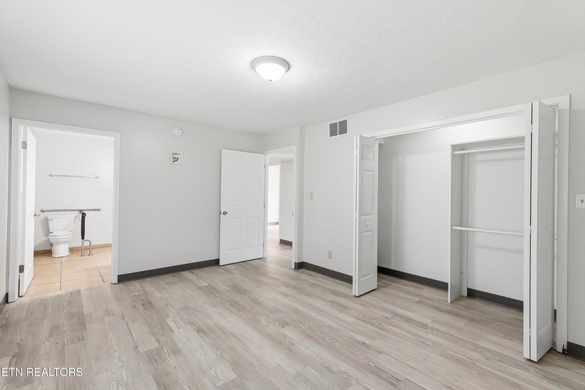 Freshly painted inside and out, this move in ready brick 3 - photo 12