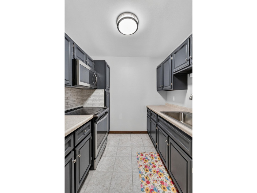 Enjoy the perfect blend of comfort, convenience in this inviting - photo 12