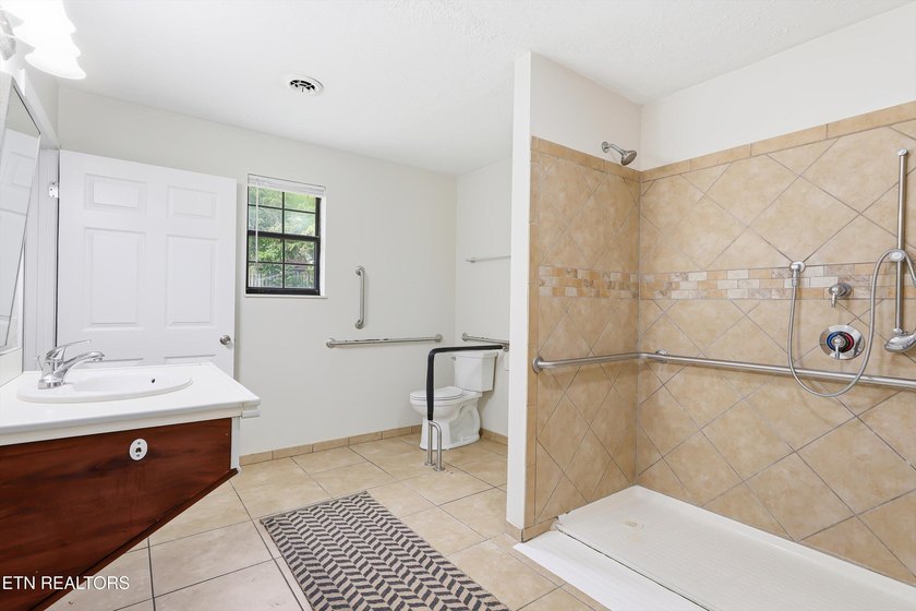 Freshly painted inside and out, this move in ready brick 3 - photo 13