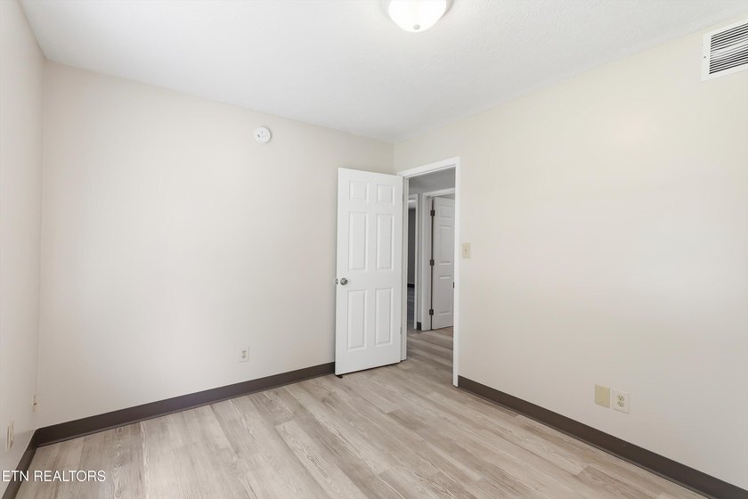 Freshly painted inside and out, this move in ready brick 3 - photo 16