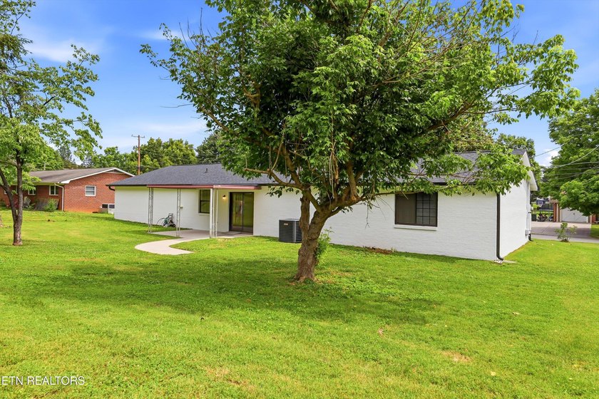 Freshly painted inside and out, this move in ready brick 3 - photo 21