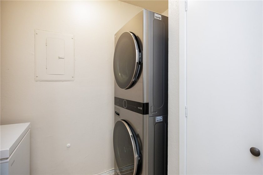 Charming and beautifully updated townhome where comfort meets - photo 15