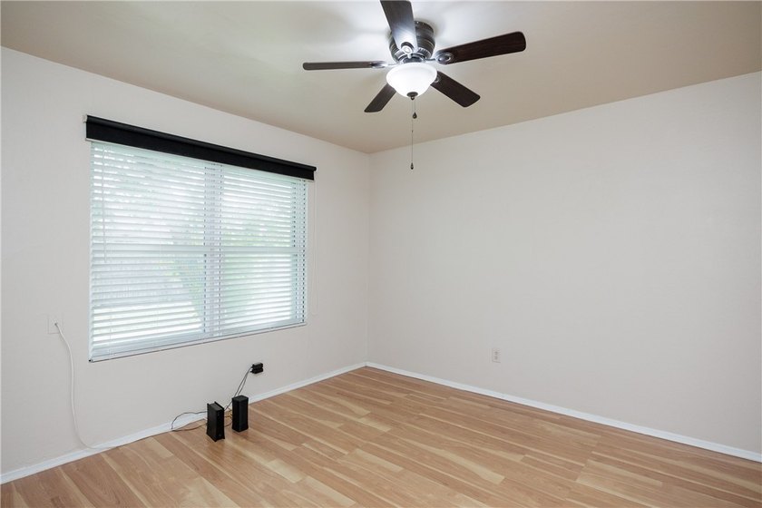 Charming and beautifully updated townhome where comfort meets - photo 18