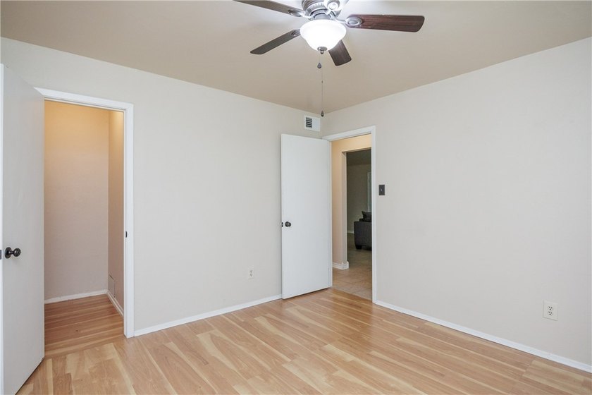 Charming and beautifully updated townhome where comfort meets - photo 20