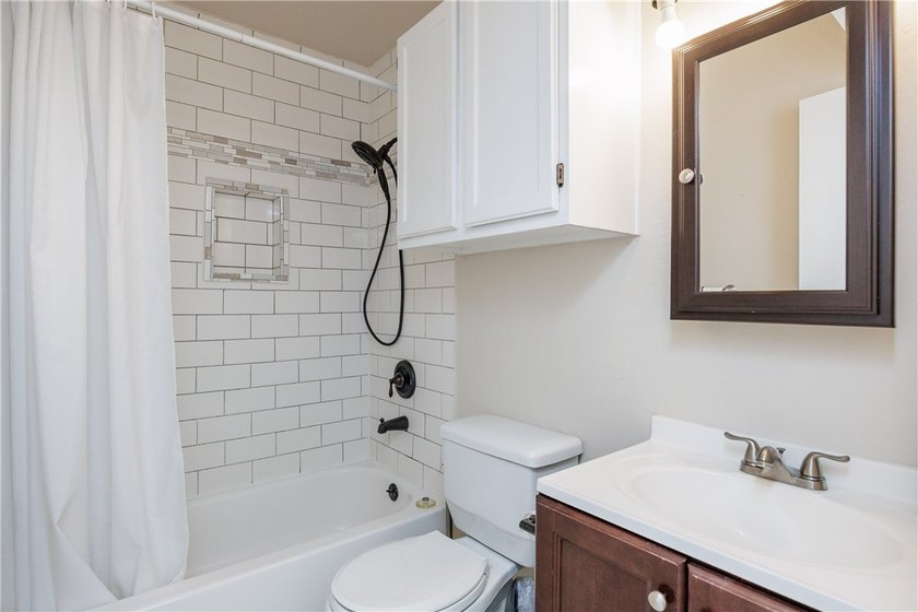 Charming and beautifully updated townhome where comfort meets - photo 21