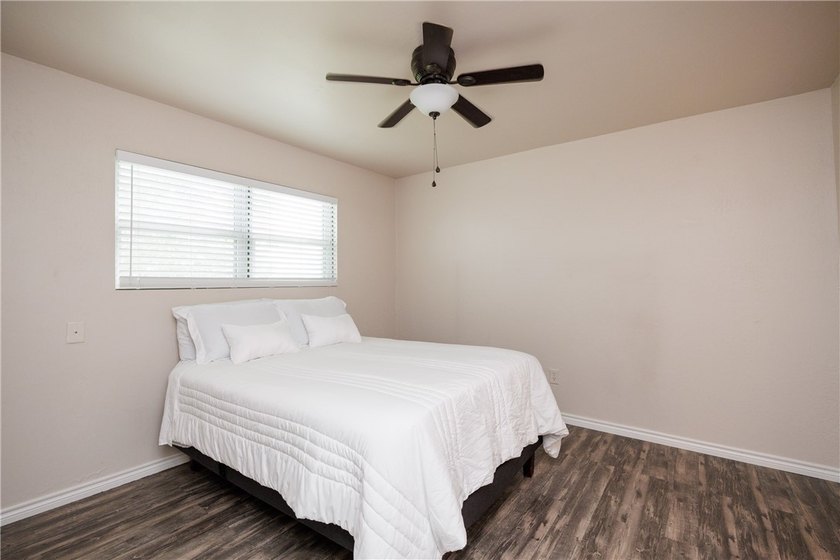 Charming and beautifully updated townhome where comfort meets - photo 23