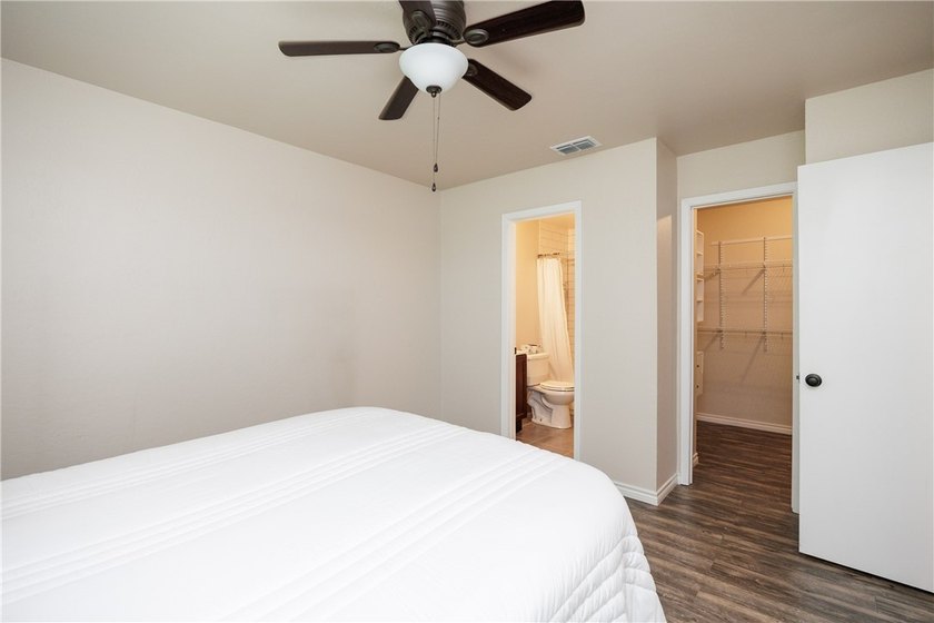 Charming and beautifully updated townhome where comfort meets - photo 24