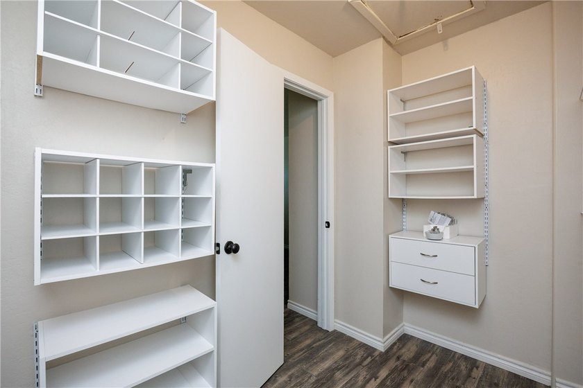 Charming and beautifully updated townhome where comfort meets - photo 28