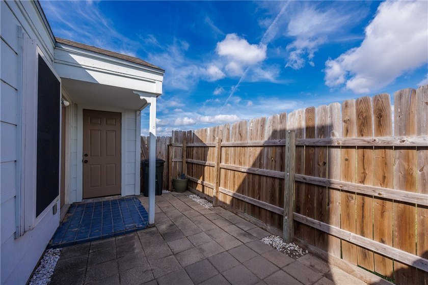 Charming and beautifully updated townhome where comfort meets - photo 30