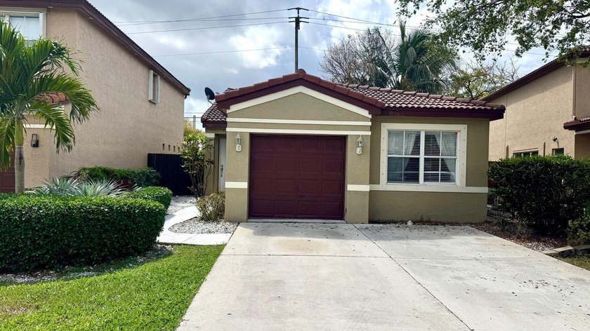 Move-in ready 3-bedroom, 2-bath home in the desirable gated - photo 2