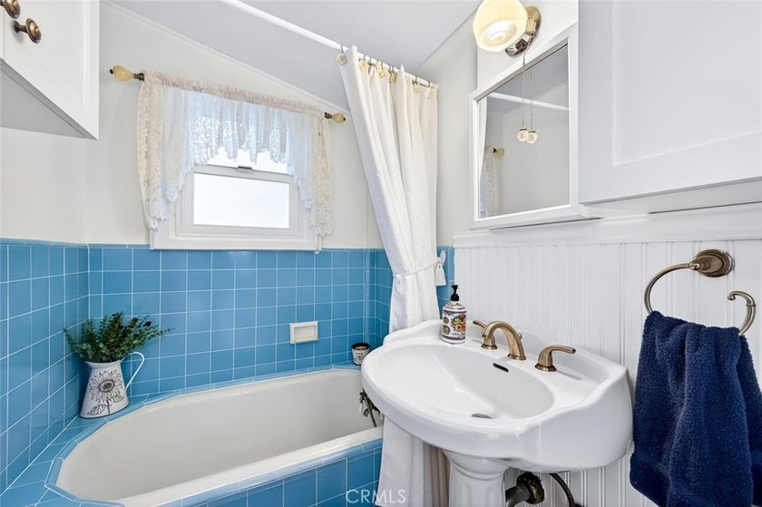 Modern coastal charm: A reimagined craftsman retreat Discover - photo 25