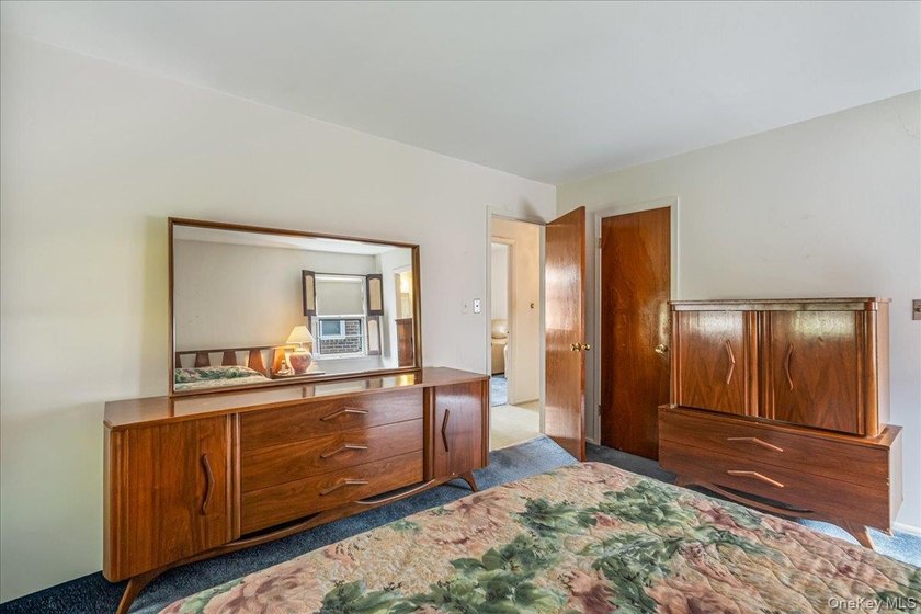 Welcome to this spacious and sun-filled 3-bedroom, 2.5-bathroom - photo 11