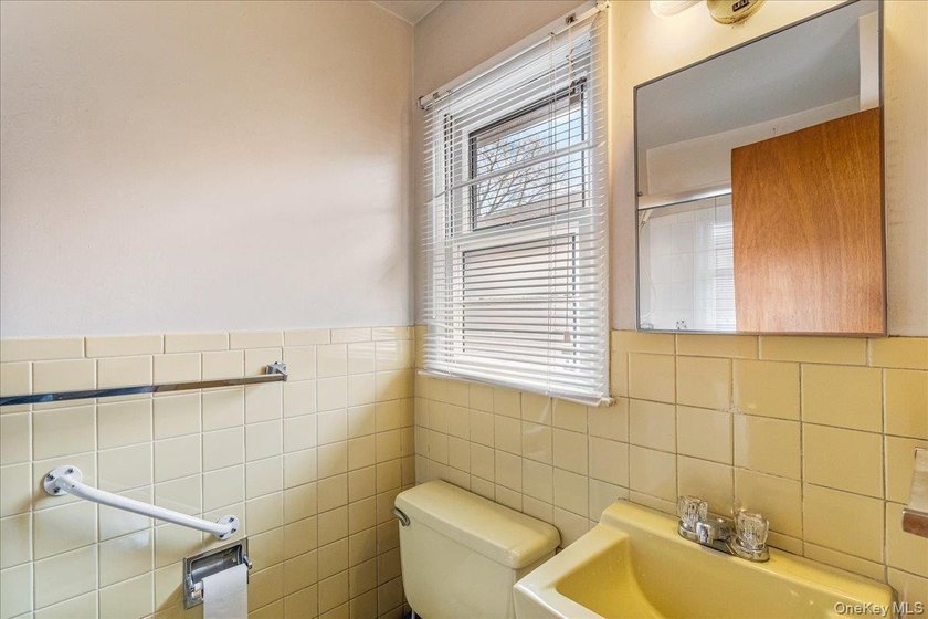 Welcome to this spacious and sun-filled 3-bedroom, 2.5-bathroom - photo 12