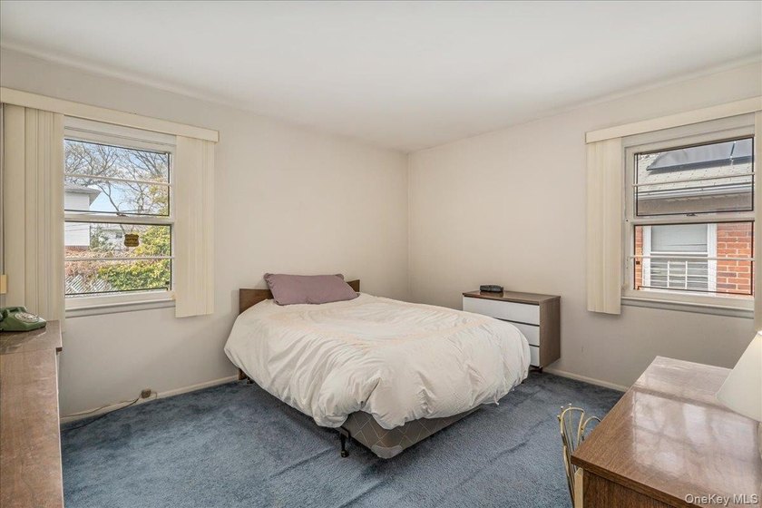 Welcome to this spacious and sun-filled 3-bedroom, 2.5-bathroom - photo 13