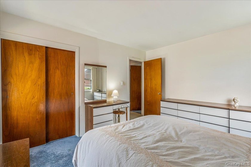 Welcome to this spacious and sun-filled 3-bedroom, 2.5-bathroom - photo 14