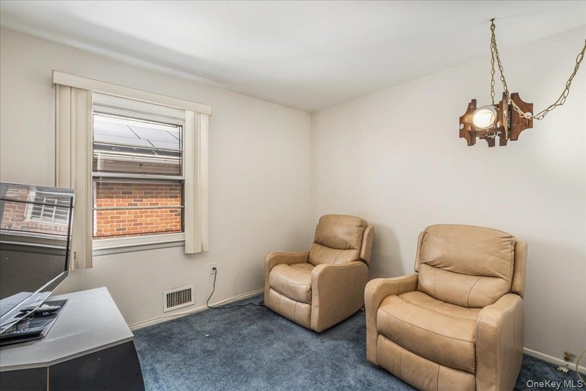 Welcome to this spacious and sun-filled 3-bedroom, 2.5-bathroom - photo 15