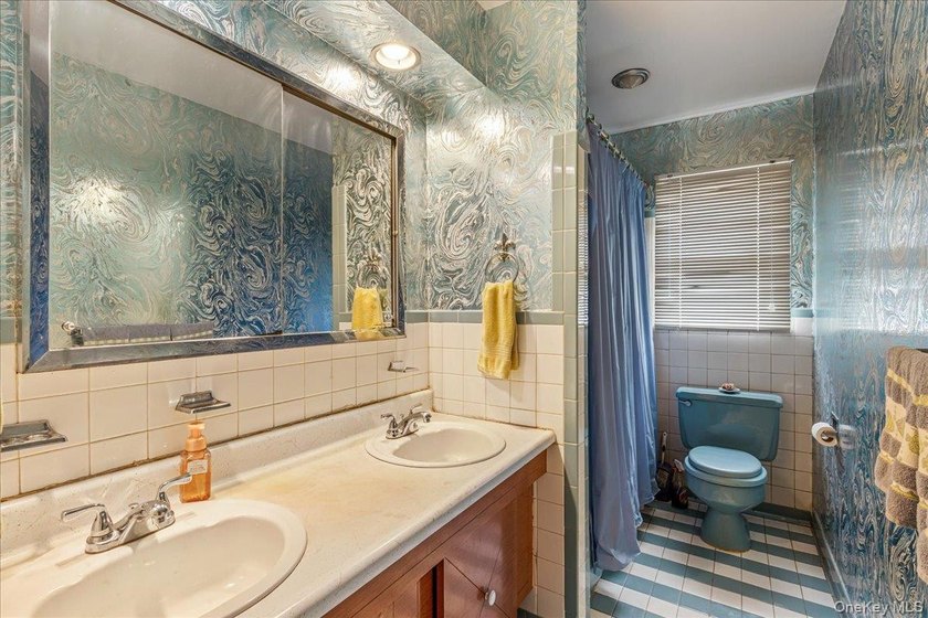 Welcome to this spacious and sun-filled 3-bedroom, 2.5-bathroom - photo 16