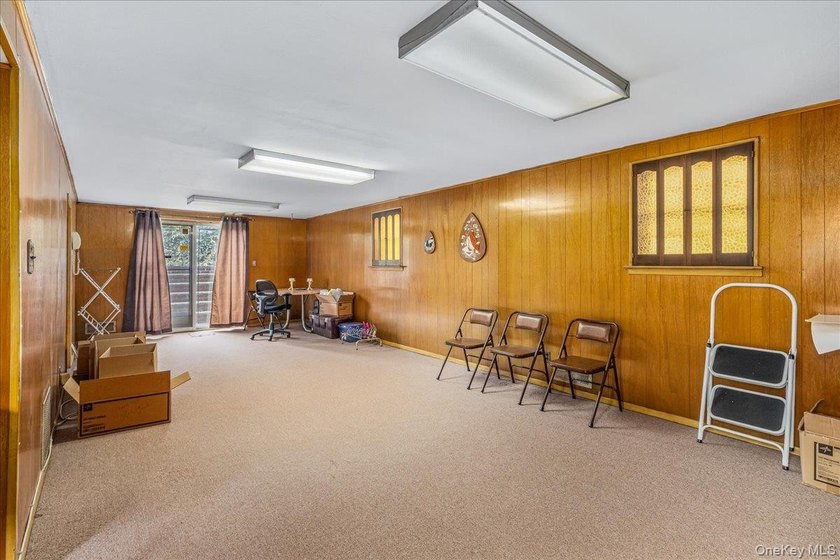 Welcome to this spacious and sun-filled 3-bedroom, 2.5-bathroom - photo 17