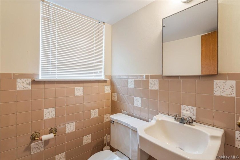 Welcome to this spacious and sun-filled 3-bedroom, 2.5-bathroom - photo 20