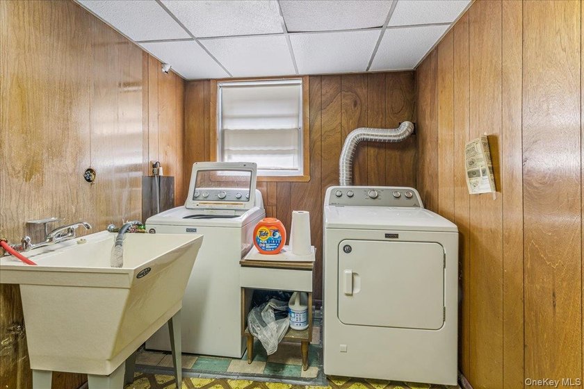 Welcome to this spacious and sun-filled 3-bedroom, 2.5-bathroom - photo 21