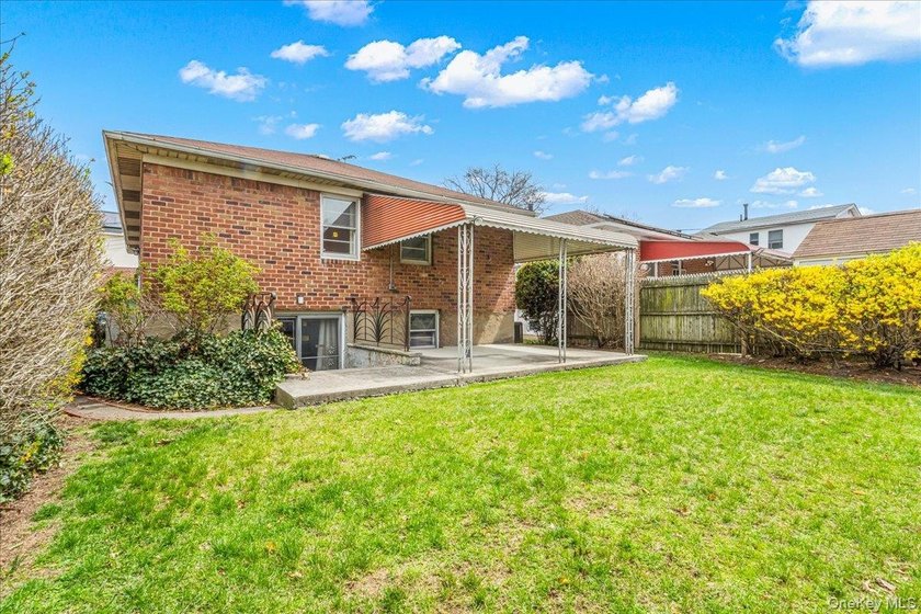 Welcome to this spacious and sun-filled 3-bedroom, 2.5-bathroom - photo 23