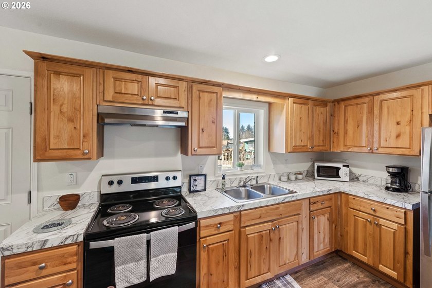 This move-in-ready home offers three bedrooms, twOpo bathrooms - photo 7