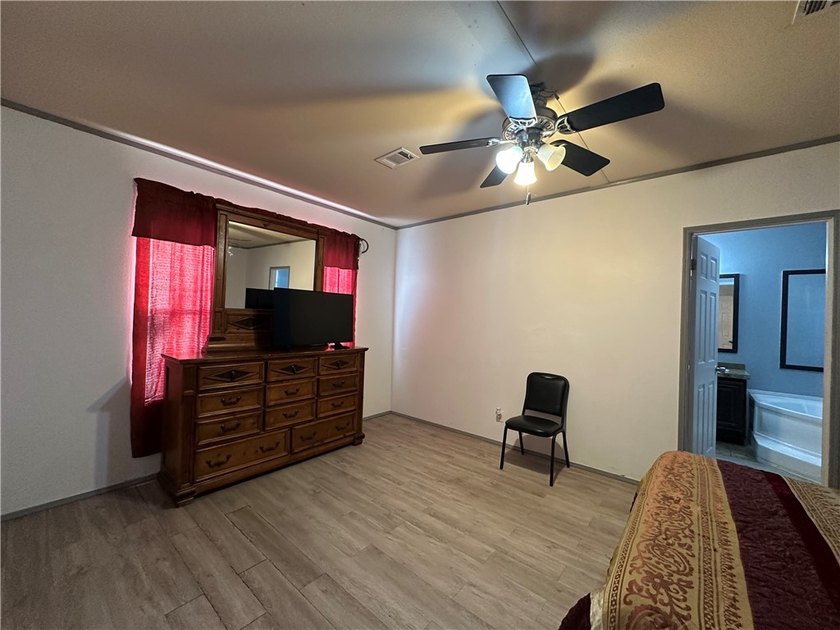 Welcome to this well-maintained 3-bedroom, 2-bath mobile home - photo 11