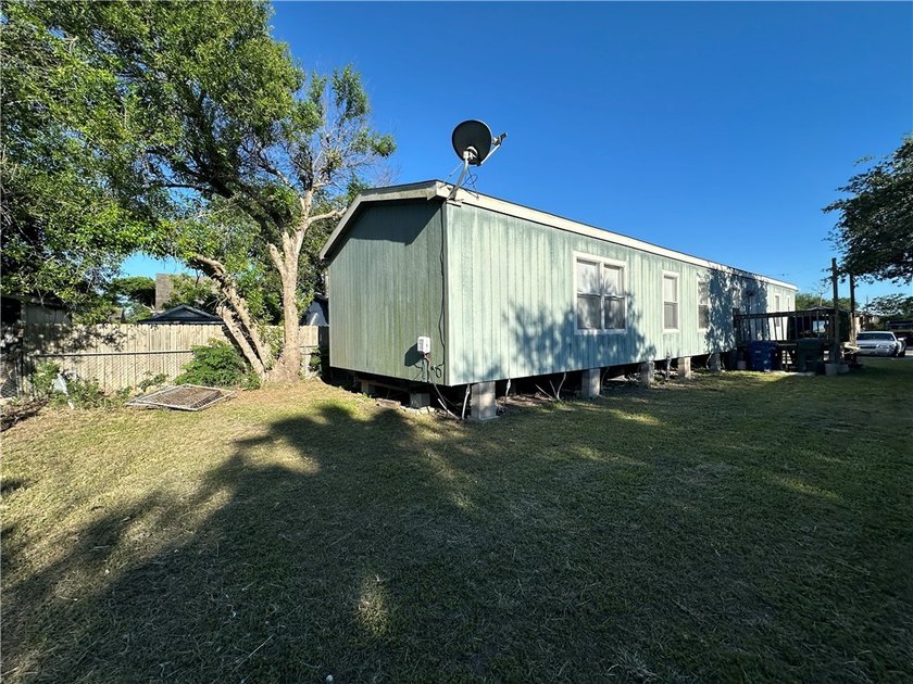Welcome to this well-maintained 3-bedroom, 2-bath mobile home - photo 23