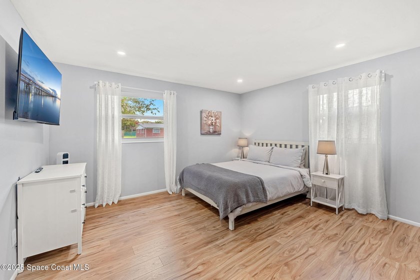 Coastal living at its best! This fully renovated 3-bed, 2-bath - photo 23